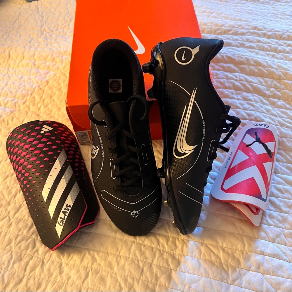 Nike Black JR VAPOR 14 club fg/mg + puma/ adidas shinguards size 6Y
